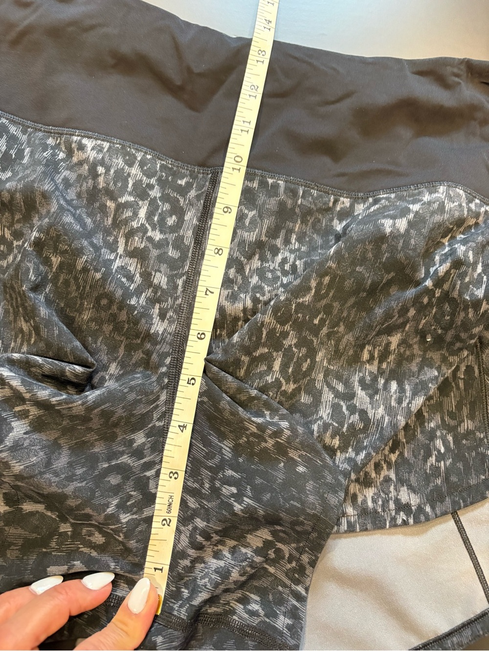 Lululemon Athletica Women's Speed-Up Gray/Black Athletic Shorts - Picture 10 of 12